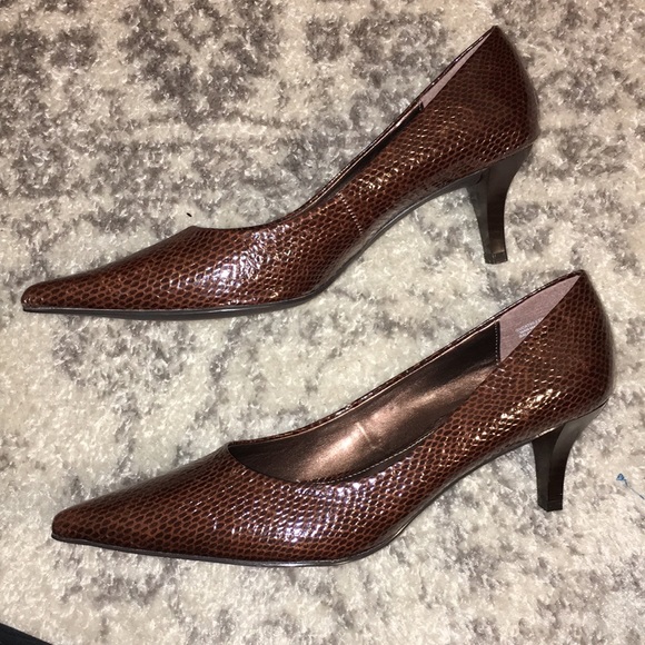 Gloria Vanderbilt copper brown pointed heels - Picture 2 of 4